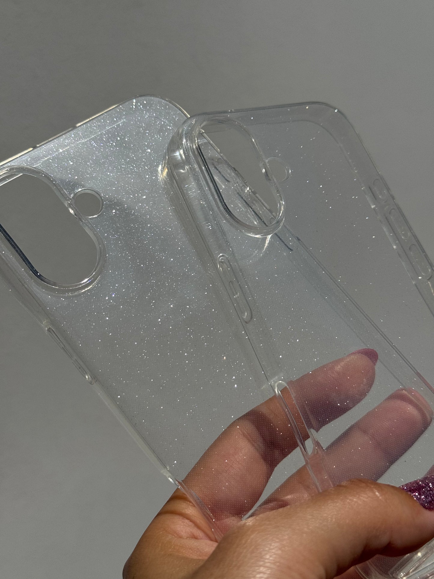 Carcasa transparente con brillos sutiles, solo disponible para línea iPhone “16”