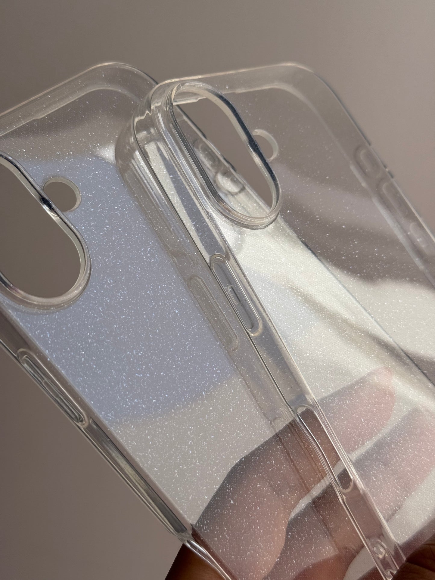 Carcasa transparente con brillos sutiles, solo disponible para línea iPhone “16”