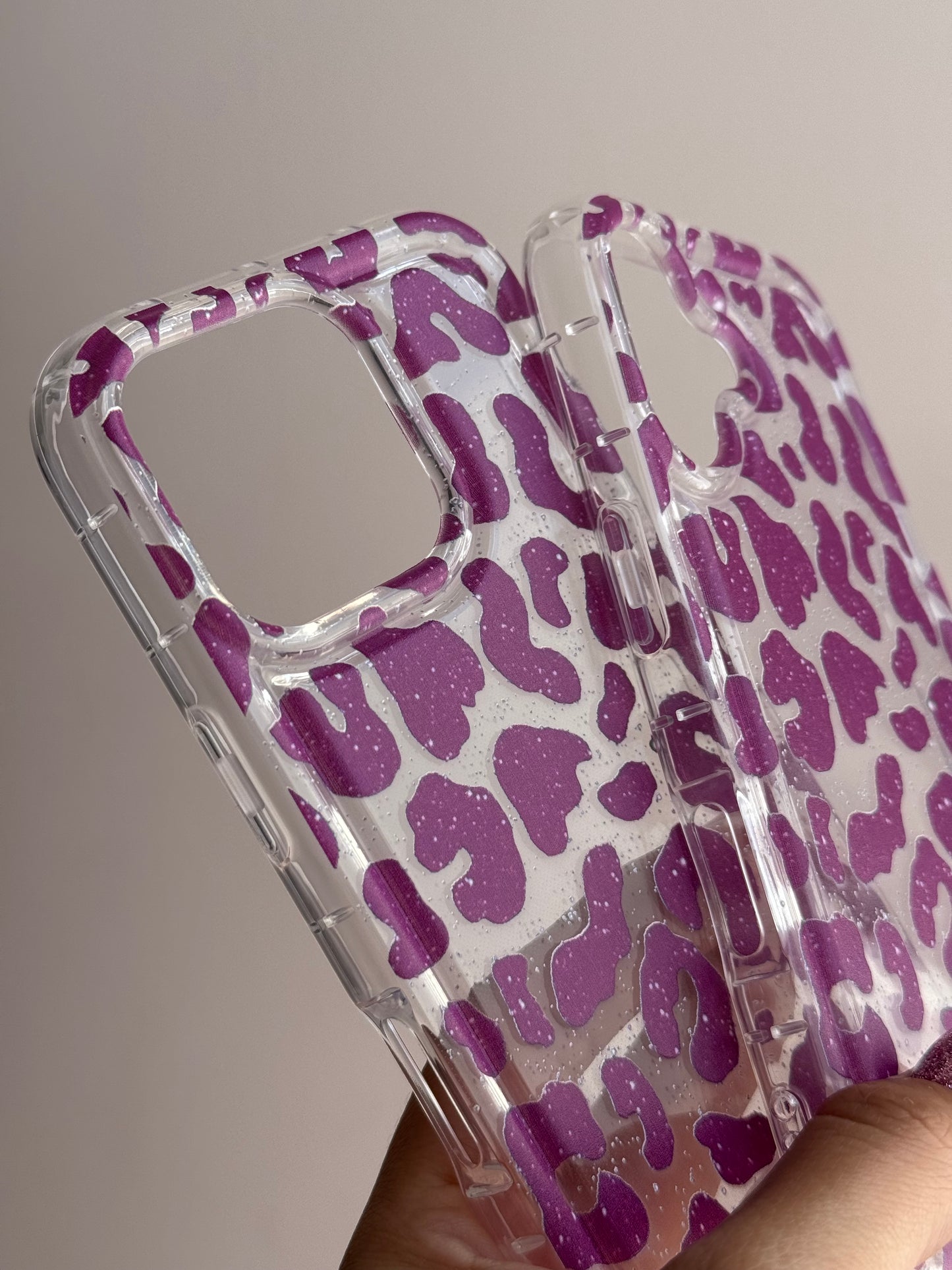 Carcasa transparente Leopardo Fucsia, solo para línea iPhone “16”📱