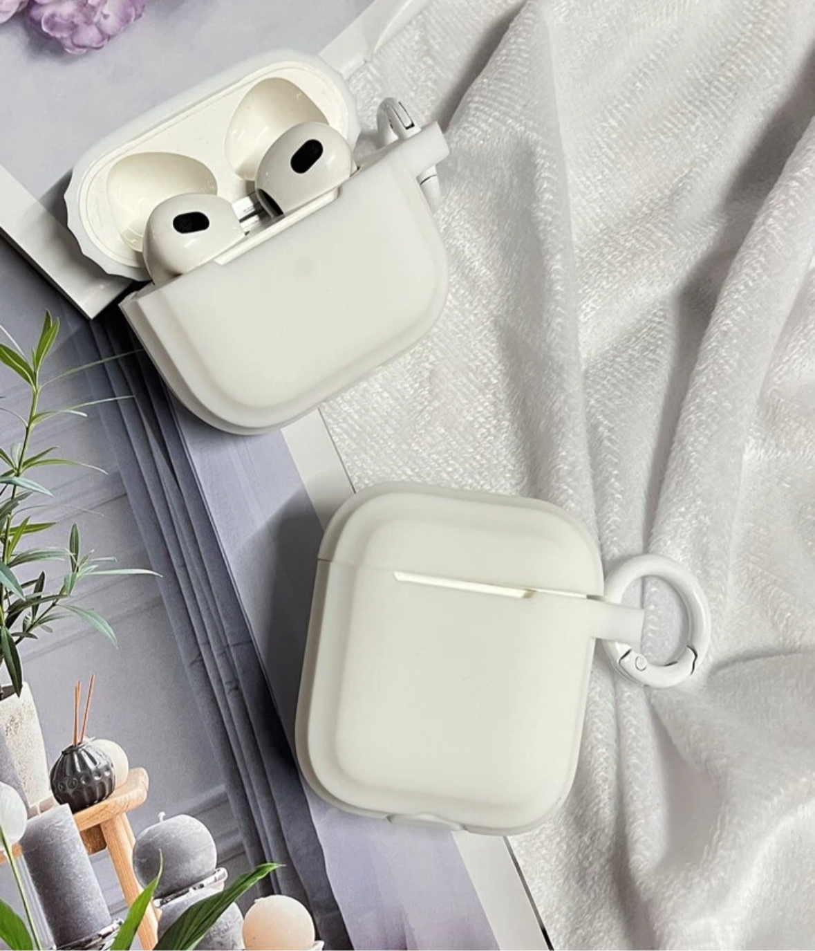 Funda AirPods blanca, silicona.