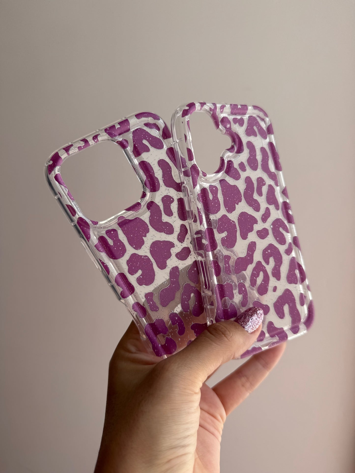 Carcasa transparente Leopardo Fucsia, solo para línea iPhone “16”📱