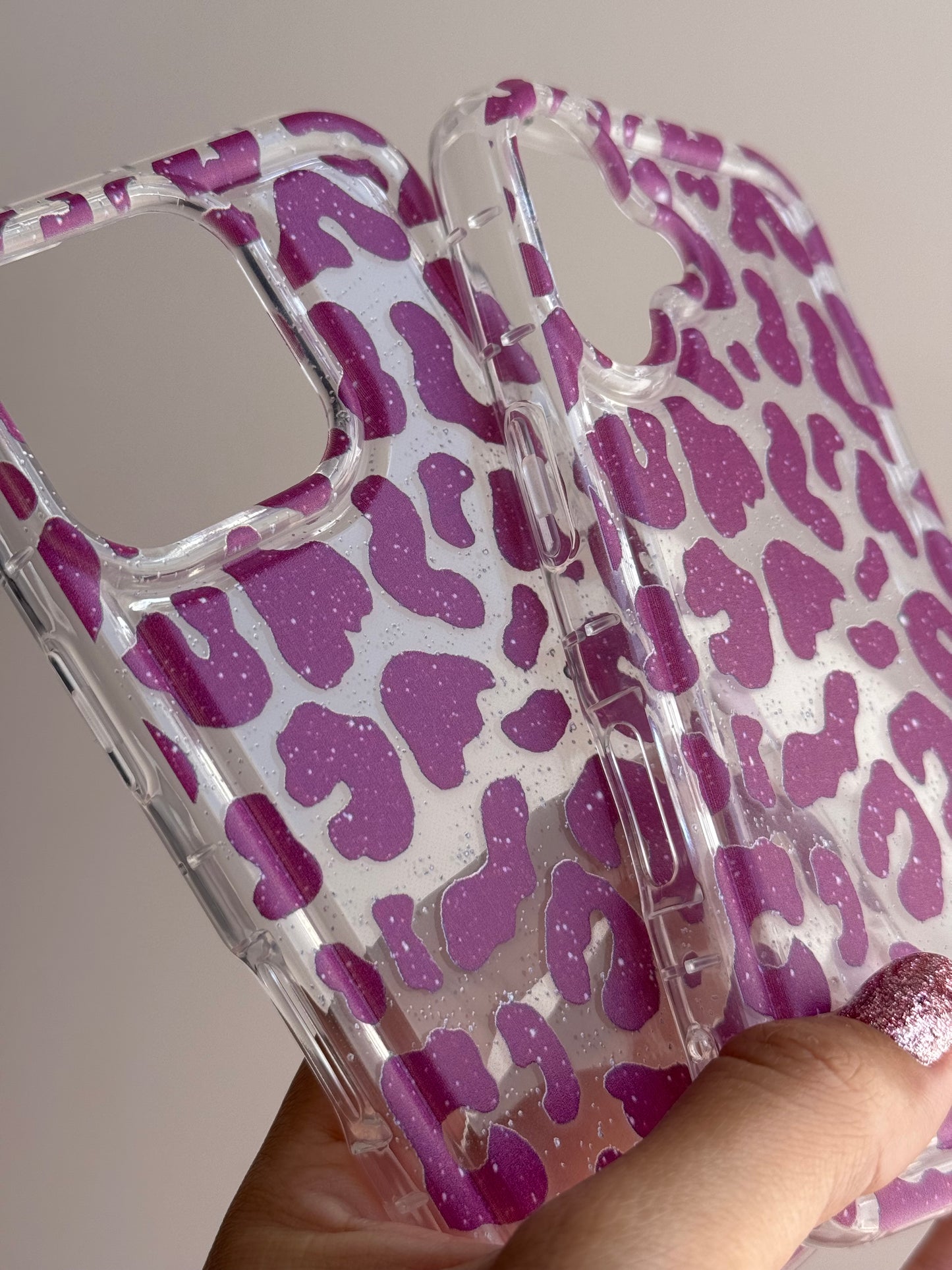 Carcasa transparente Leopardo Fucsia, solo para línea iPhone “16”📱