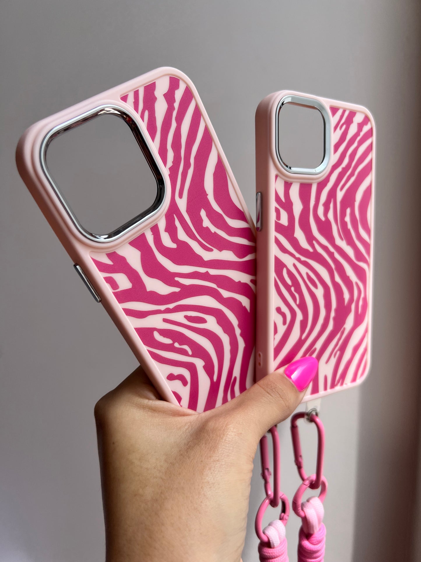 Carcasa Zebra + colgante rosado cordón.