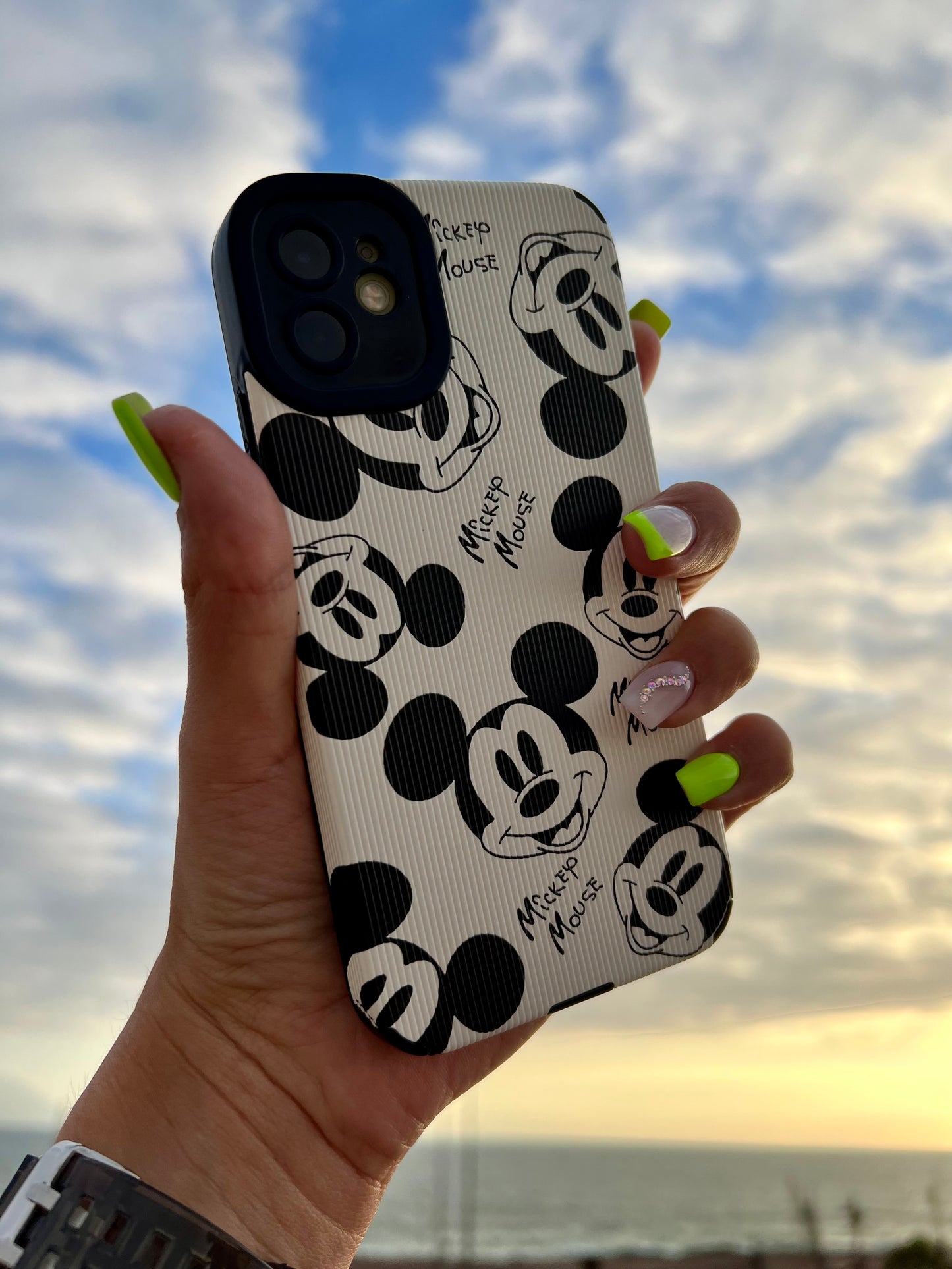 Carcasa Mickey Mouse (blanco y negro)